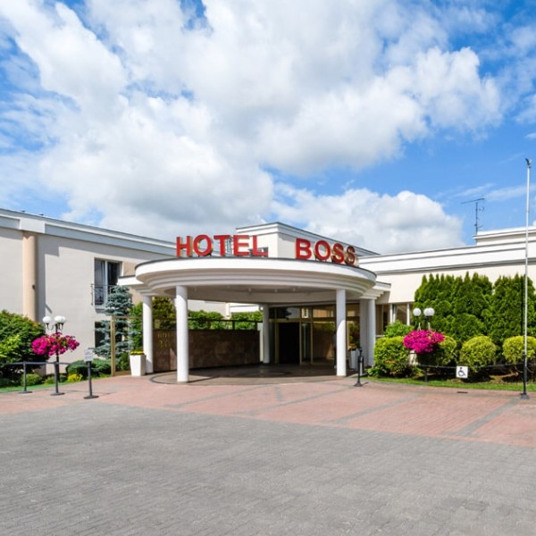 Wejście do HOTELU BOSS, dostępne bezpośrednio z parkingu dla osób z niepełnosprawnościami, zadaszone bez progu.