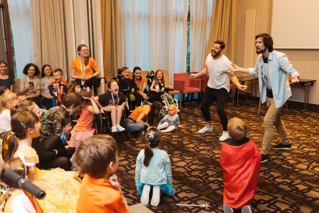Wolontariusze Fundacji SMA pracujący z dziećmi